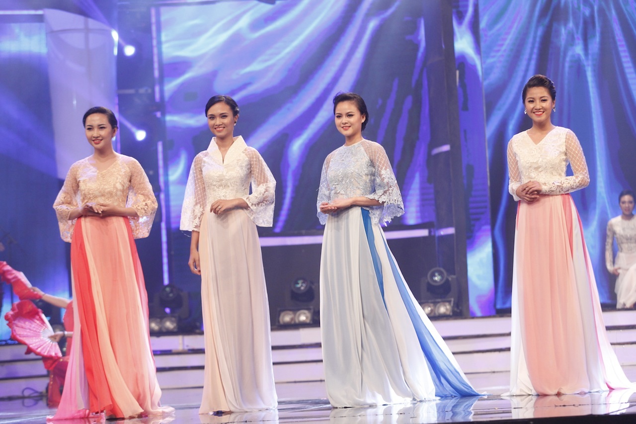 Các thí sinh trong trang phục áo dài