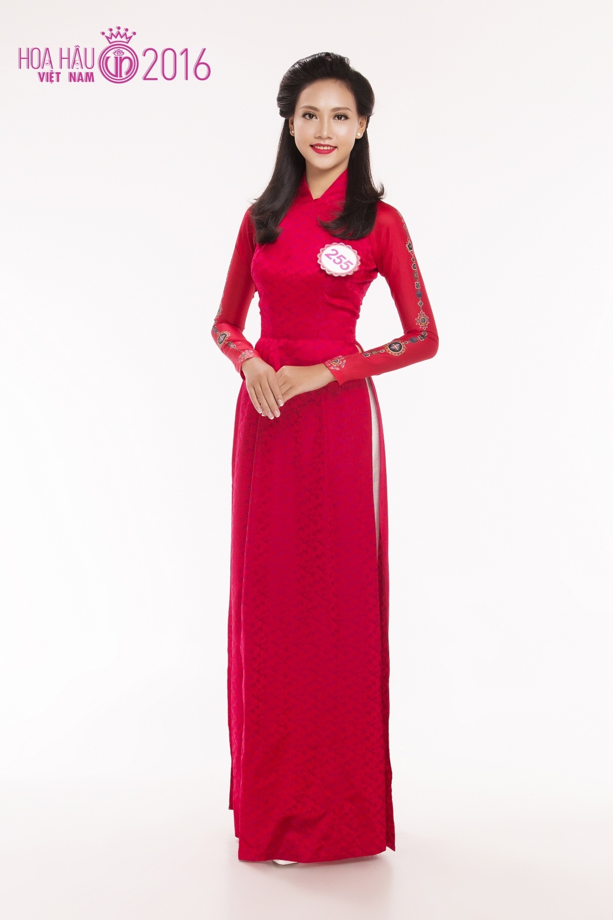 Cô gái 19 tuổi tâm sự, chiều cao lợi thế từng khiến cô bị bạn bè trêu chọc. Cô mong muốn tham dự Hoa hậu Việt Nam 2016 để khẳng định sự tự tin và gạt bỏ những định kiến dành cho chiều cao của cô.