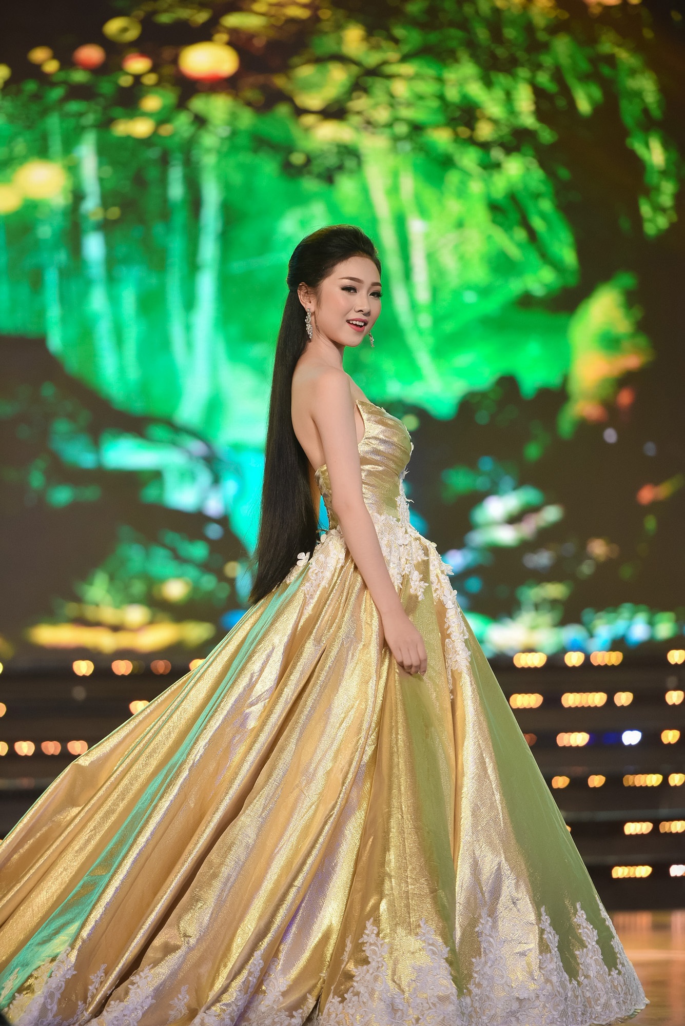 Chung khảo Hoa hậu phía Nam: bất ngờ chỉ 18 thí sinh được đi tiếp - 28 Trong phần thi này, mỗi thí sinh đều thể hiện phong thái lộng lẫy, sang trọng trong những thiết kế cầu kỳ.