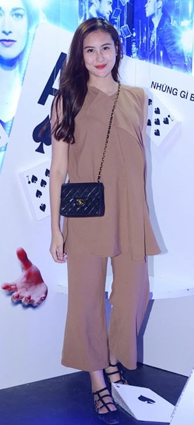 Ngọc Hân, Đặng Thu Thảo lọt top sao đẹp trong tuần - 9 Hot girl Hà Lade mất điểm trầm trọng về gu thời trang khi xuất hiện trong trang phục tông nâu lùng nhùng, có phần lôi thôi, kém hấp dẫn trong buổi ra mắt phim.