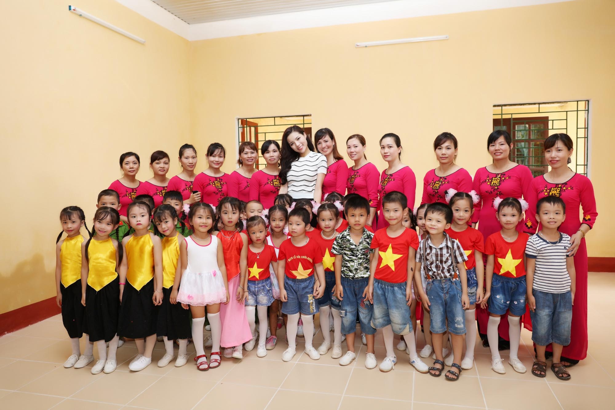 Hoa hậu Kỳ Duyên trao tặng lớp học tình thương cho trẻ em Tuyên Quang - 13 Kỳ Duyên chia sẻ, một trong những việc làm thiết thực đầu tiên cô muốn thực hiện là xây dựng trường học và tạo điều kiện để các em nhỏ có thể học tập, phát triển. Đây cũng là hành động góp một phần nhỏ giúp các phụ huynh yên tâm về môi trường sinh hoạt của các em.