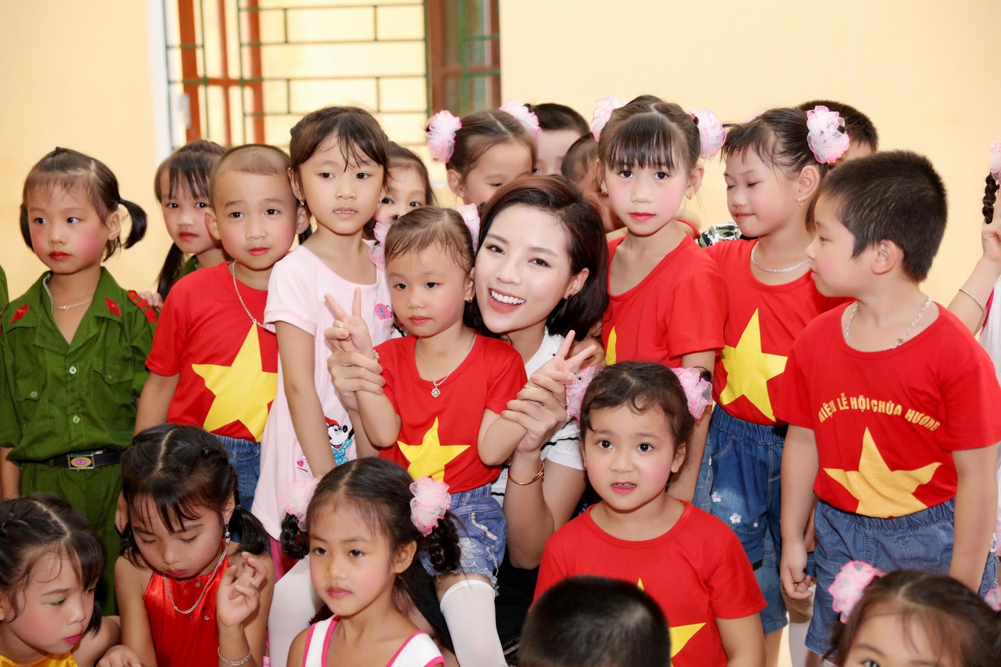 Hoa hậu Kỳ Duyên trao tặng lớp học tình thương cho trẻ em Tuyên Quang - 2 Hoa hậu Kỳ Duyên trao tặng lớp học tình thương cho trẻ em Tuyên Quang - 2