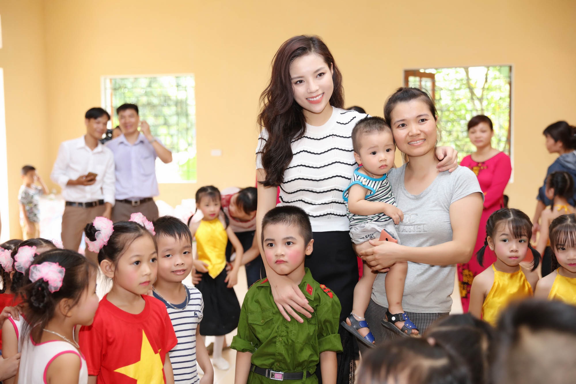 Hoa hậu Kỳ Duyên trao tặng lớp học tình thương cho trẻ em Tuyên Quang - 4 Hoa hậu Kỳ Duyên trao tặng lớp học tình thương cho trẻ em Tuyên Quang - 4