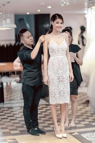 Kỳ Hân hạnh phúc thử trang phục cưới cùng Mạc Hồng Quân - 2 Mạc Hồng Quân chi mạnh tay cho 4 thiết kế này để dành tặng riêng cho người vợ của mình với mong muốn mang lại những điều hạnh phúc nhất và tuyệt vời nhất cho Kỳ Hân. Tất cả 4 thiết kế bao gồm 1 áo dài cưới với gam màu trắng cho lễ rước dâu,2 mẫu đàm xoè bồng bềnh và 1 đầm ngắn thanh lịch.