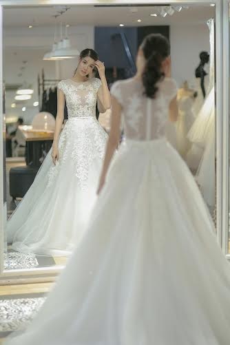 Kỳ Hân hạnh phúc thử trang phục cưới cùng Mạc Hồng Quân - 3 Những chiếc váy cưới phồng xòe với thiết kế trắng tinh khôi như cổ tích đúng với ước mơ của Kỳ Hân về 1 cô nàng công chúa với niềm hạnh phúc khi cưới được hoàng tử của lòng mình.