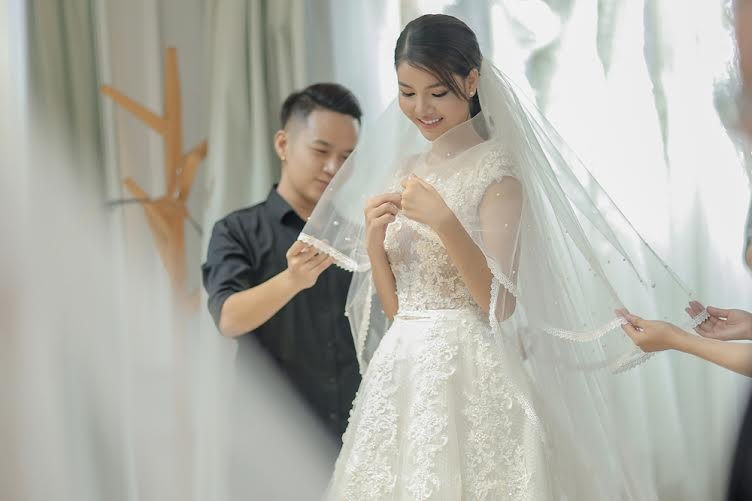 Kỳ Hân hạnh phúc thử trang phục cưới cùng Mạc Hồng Quân - 5 Toàn bộ trang phục may trên chất liệu ren cao cấp nhập từ Pháp và thực hiện trong vòng một tháng.