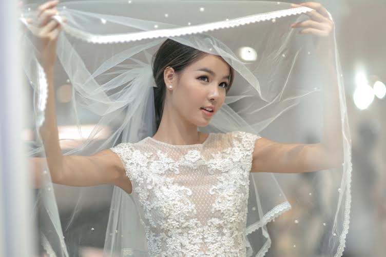Kỳ Hân hạnh phúc thử trang phục cưới cùng Mạc Hồng Quân - 6
Cô người mẫu 22 tuổi đang đếm ngược từng ngày, nét mặt Kỳ Hân cho thấy cô đang hạnh phúc và phấn khởi chờ đến ngày cưới.