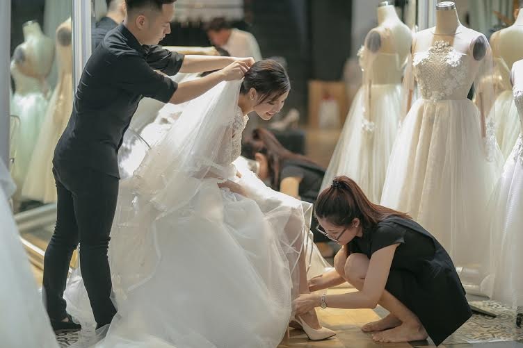 Kỳ Hân hạnh phúc thử trang phục cưới cùng Mạc Hồng Quân - 7 Người đẹp tranh thủ ướm giày trước khi chụp bộ ảnh cưới