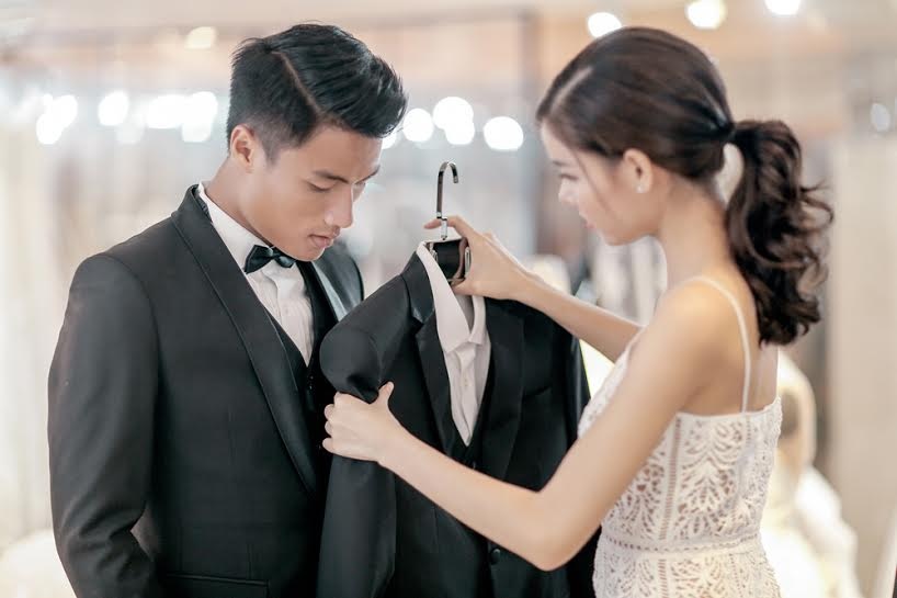 Kỳ Hân hạnh phúc thử trang phục cưới cùng Mạc Hồng Quân - 8 Kỳ Hân giúp ông xã tương lai chọn những bộ vest sang trọng, lịch lãm.
