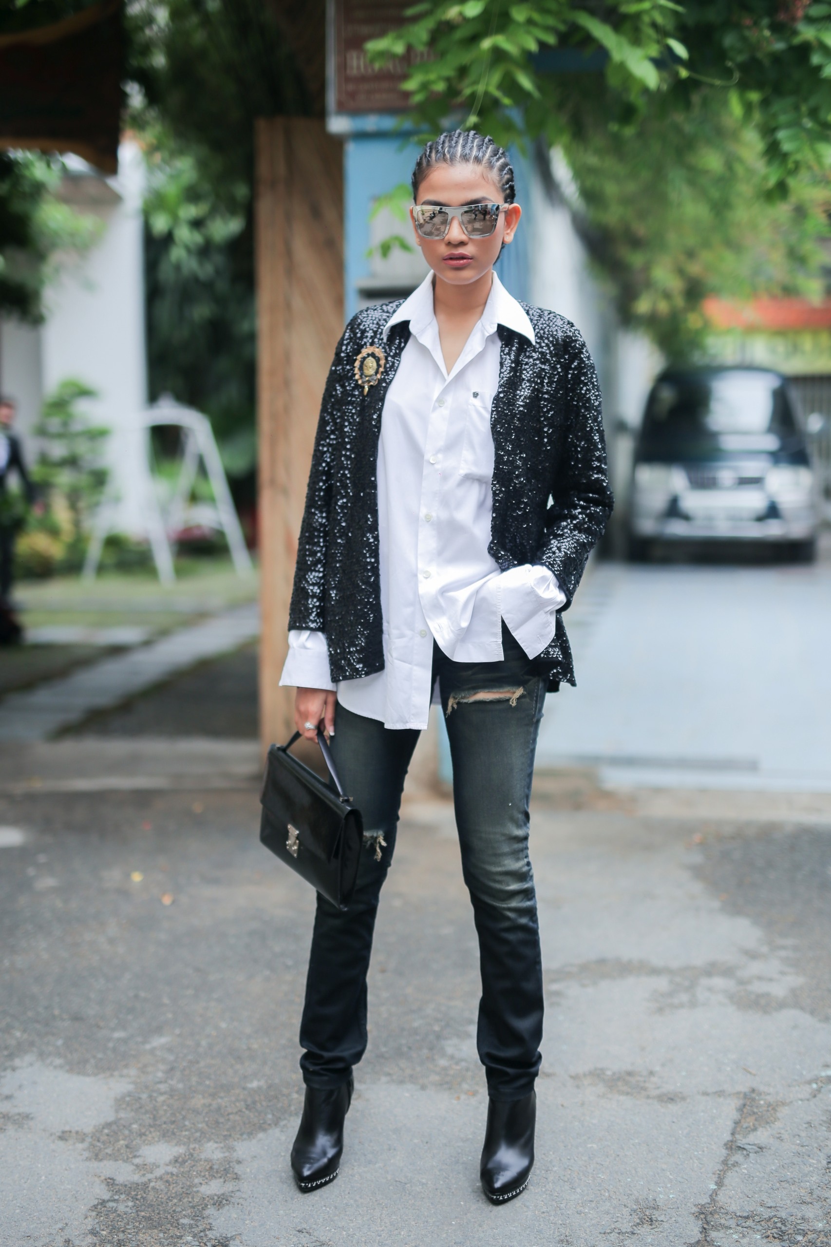 Trương Thị Mây "cực ngầu" thể hiện phong cách nam tính - 2 Trương Thị May bỗng lột xác hoàn toàn với quần jean rách, áo sơ mi kết hợp với áo khoác ngoài màu bạc, kính tráng gương vô cùng nổi bật và kiểu cách. Mái tóc cũng không buông xõa hay cột cao như mọi khi mà tết bện kiểu boho chic vô cùng ấn tượng.