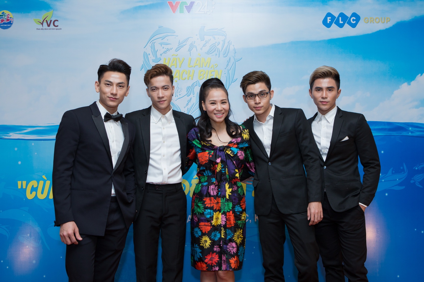 Thu Minh chụp cùng nhóm 365