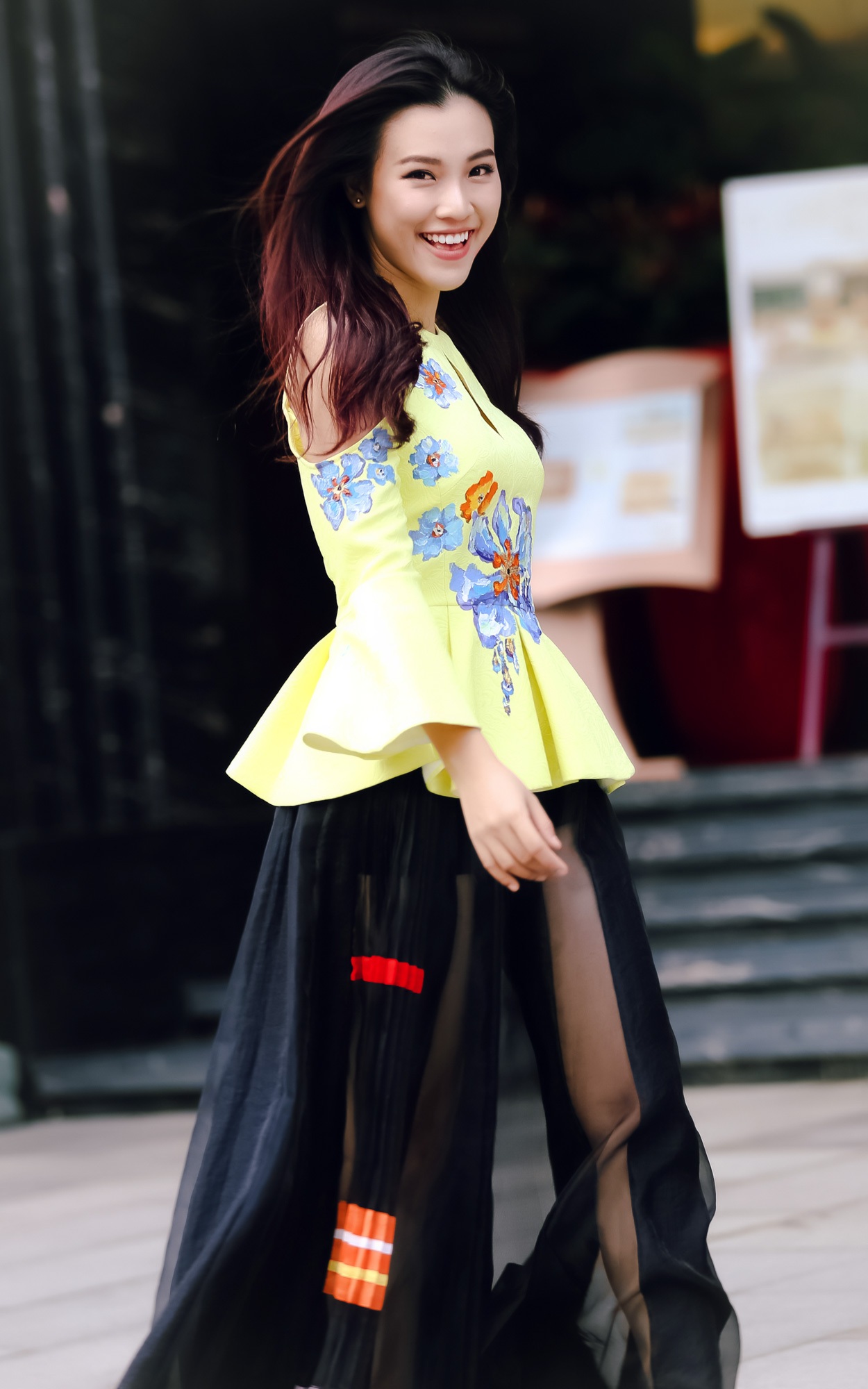 Với thiết kế cut out táo bạo qua những đường xẻ khoe bờ vai trần, vòng eo con kiến. Hoàng Oanh khoe vẻ đẹp thời thượng và thanh lịch của mình khi dạo bước quanh phố Nguyễn Huệ.