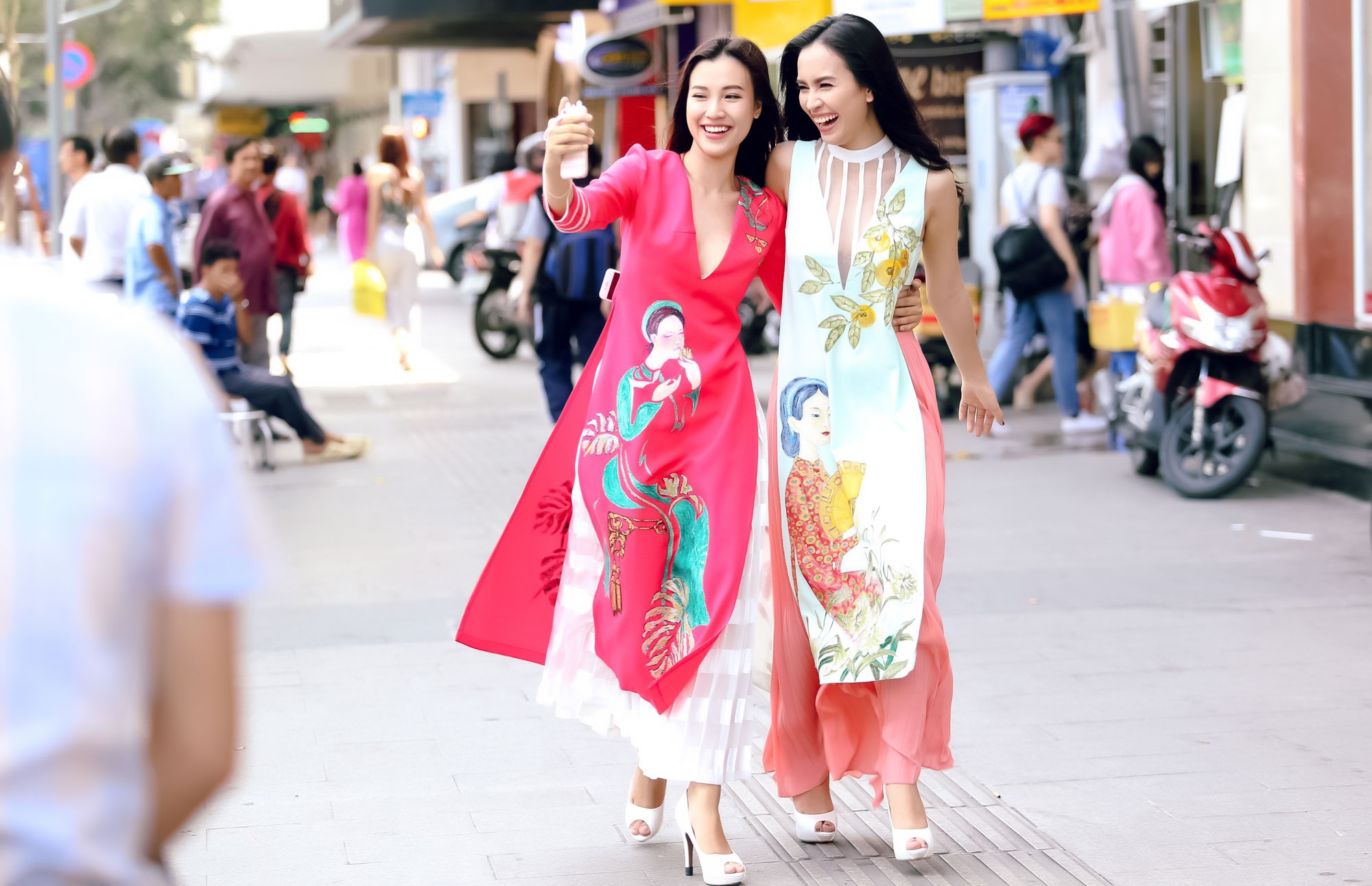 Cả hai nổi bần bật trong thiết kế vẽ tay cổ điển khiến người hâm mộ thích thú ngoái lại nhìn. mới đây họ cùng góp mặt chung trong cuộc thi “Hoa hậu Việt Nam 2016” vòng chung khảo phía nam.