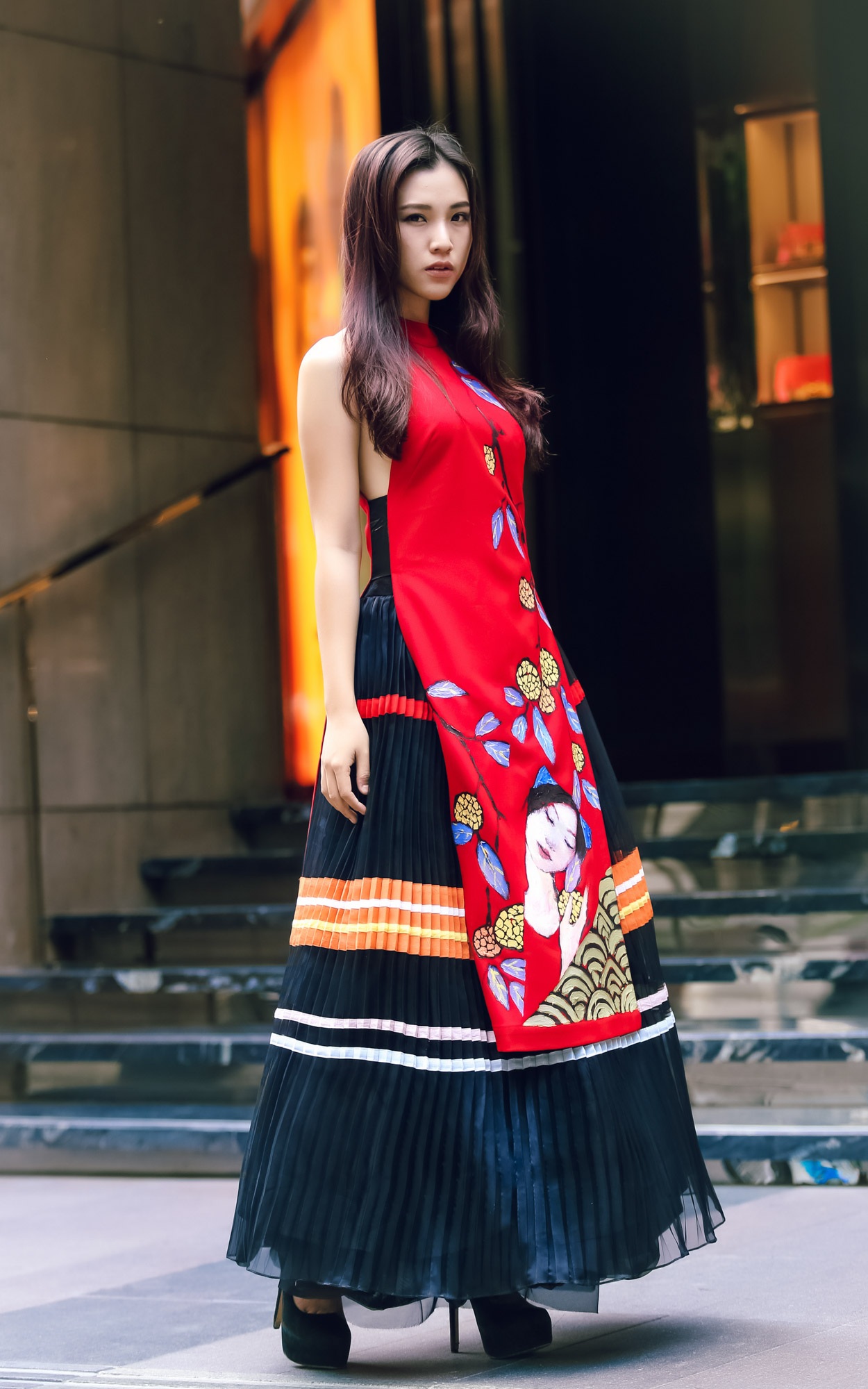 Hoàng Oanh phải lòng những chiếc váy xếp pleat nữ tính, trang phục mang chi tiết vùng miền đặc trưng rất độc đáo.