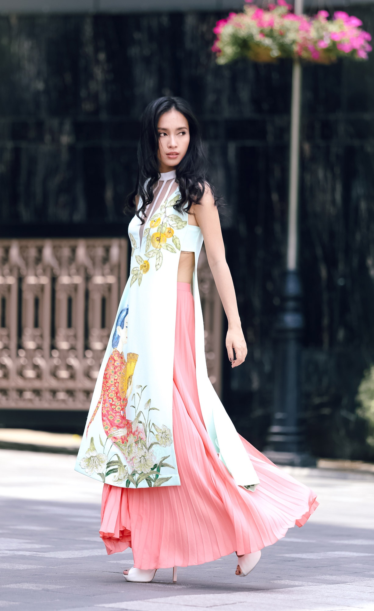 Ái Phương diện váy dập ly với kiểu dáng thấp thoáng chiếc áo dài truyền thống.