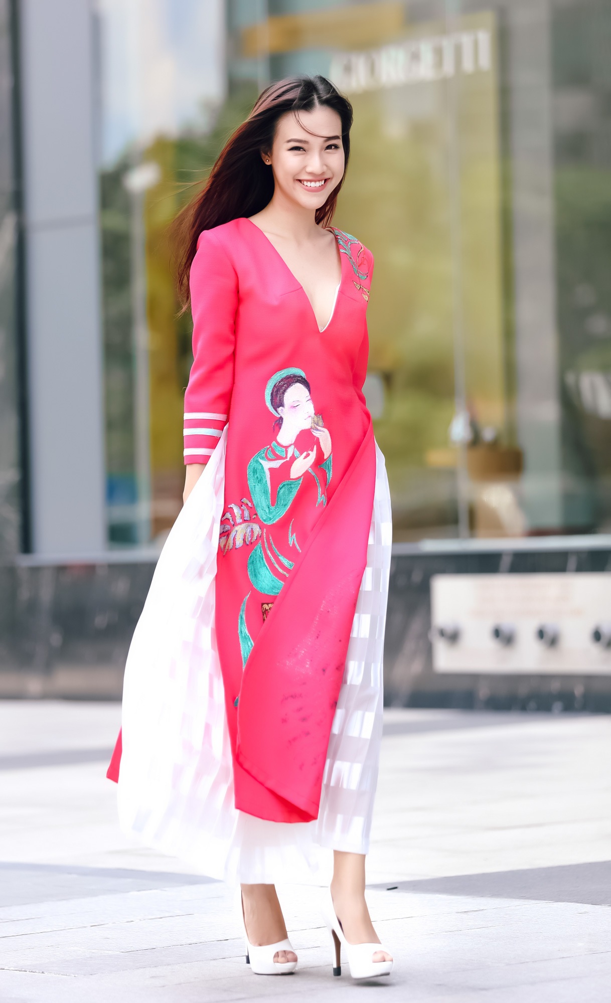 Một lần nữa, thiết kế áo dài càng khẳng định sự sáng tạo không ngừng, phần trên xẻ ngực gợi cảm đi cùng sắc hồng và họa tiết vẽ tay đậm chất phương Đông.