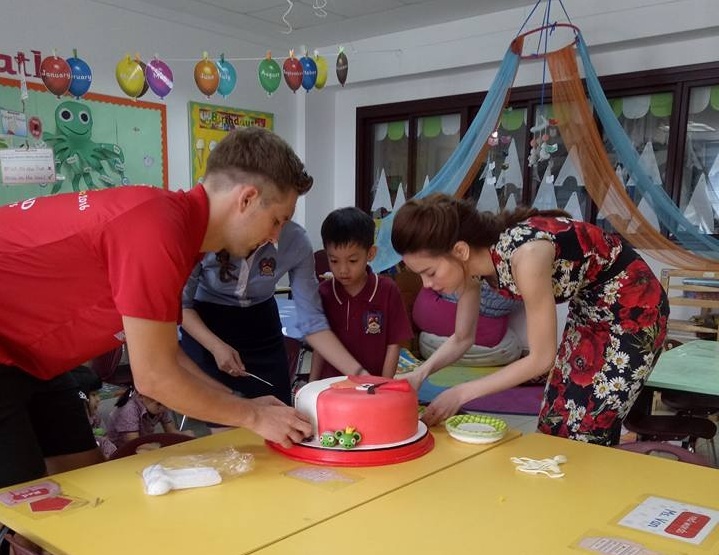 Hồ Ngọc Hà và Quốc Cường hội ngộ mừng sinh nhật Subeo - 1 Hồ Ngọc Hà cùng giáo viên của Subeo đang chuẩn bị bánh kem cho con trai
