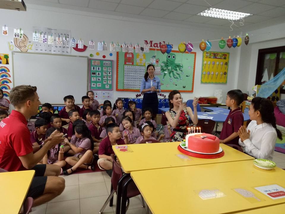 Hồ Ngọc Hà và Quốc Cường hội ngộ mừng sinh nhật Subeo - 2 Tham dự hát mừng sinh nhật của con trai và các bạn học như bất kỳ bà mẹ nào khác. Hồ Ngọc Hà ăn mặc cũng khá đơn giản khi có mặt tại trường của Subeo.