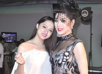 Lâm Chi Khanh và Hương Giang Idol đấu khẩu ầm ĩ trên mạng - 1 Trong showbiz Việt thì cả hai người đẹp chuyển giới cũng rất được sự quan tâm của dư luận và cũng thường xuyên có sự so sánh nên cũng không thể né tránh sự cạnh tranh ngầm của cả 2. Trước đây cả hai cũng khá thoải mái khi xuất hiện trong cùng chương trình.