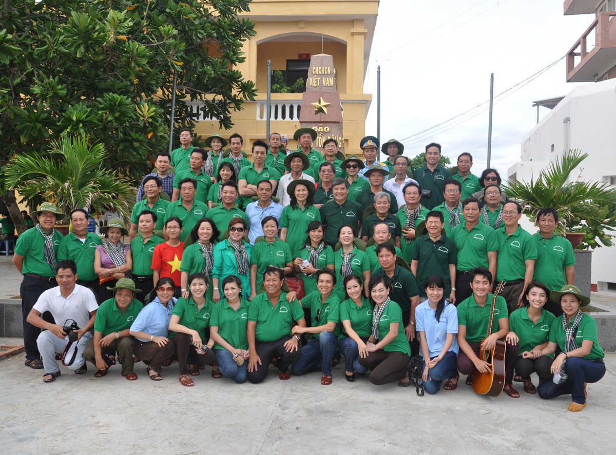 
Ca sĩ Nguyễn Phi Hùng cùng tham gia 2 chuyến đi Trường Sa có sự tham gia của Đại tá Trần Quang Khải. 
