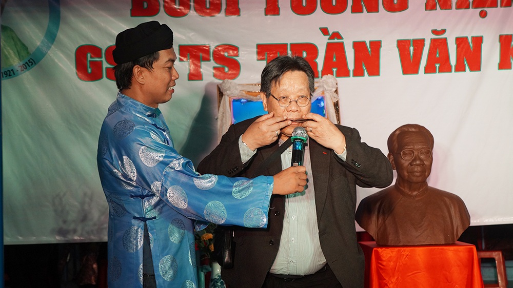 Con trai GS-TS Trần Văn Khê, GS Trần Quang Hải đã biểu diễn đàn môi, gõ muỗng là những phần trình diễn nổi tiếng mà ông đã biểu diễn hơn 60 năm qua trên khắp thế giới.