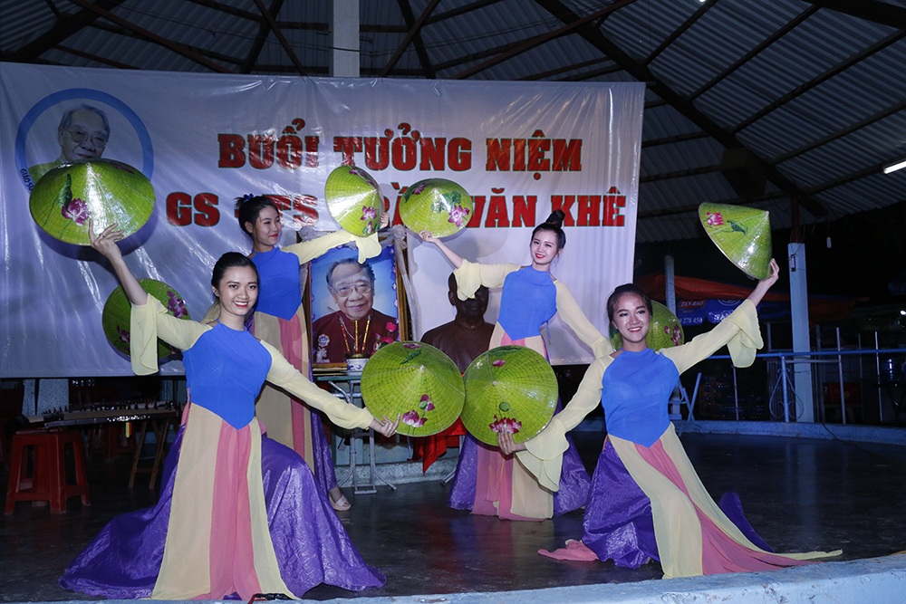 Tiết mục múa cũng được mang vào trong chương trình, một trong những điệu múa nét văn hóa đậm bản sắc của người Việt.