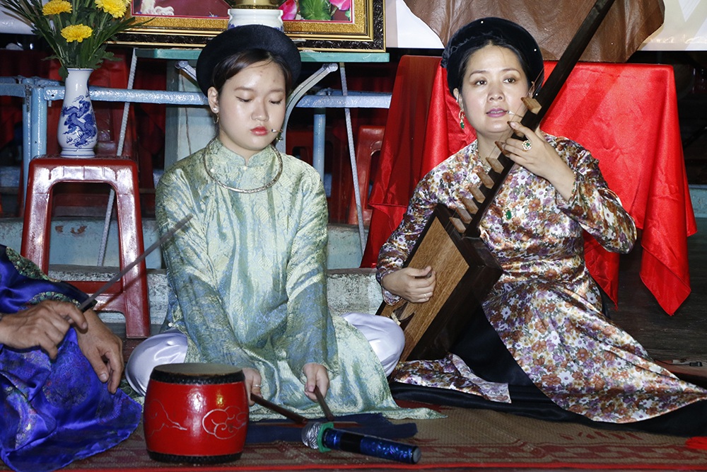 Nghệ nhân ca trù Phạm Thị Huệ và con gái không quản đường xá xa xôi từ Hà Nội bay vào Sài Gòn và về Tiền Giang tham gia chương trình văn nghệ đặc biệt này. Bà cũng là một trong những học trò được GS-TS Trần Văn Khê vô cùng yêu quý lúc sinh thời.