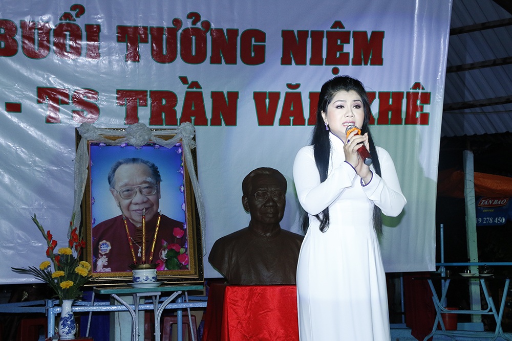 Đặc biệt là phần biểu diễn của NSƯT Tú Sương với trích đoạn Câu thơ yên ngựa.