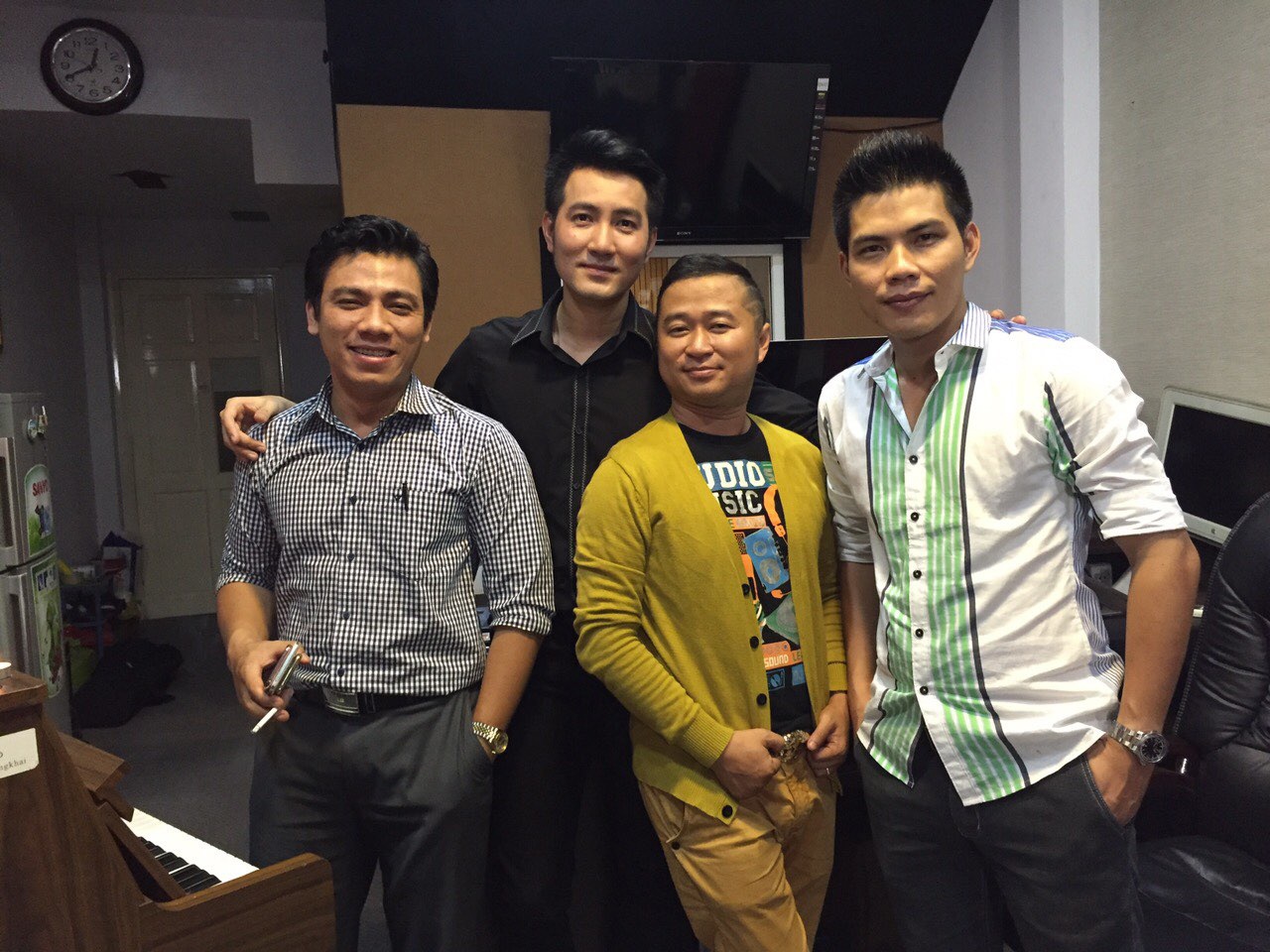 Nguyễn Phi Hùng sáng tác ca khúc tiễn biệt Đại tá Trần Quang Khải - 5 Nguyễn Phi Hùng và e-kíp tại phòng thu