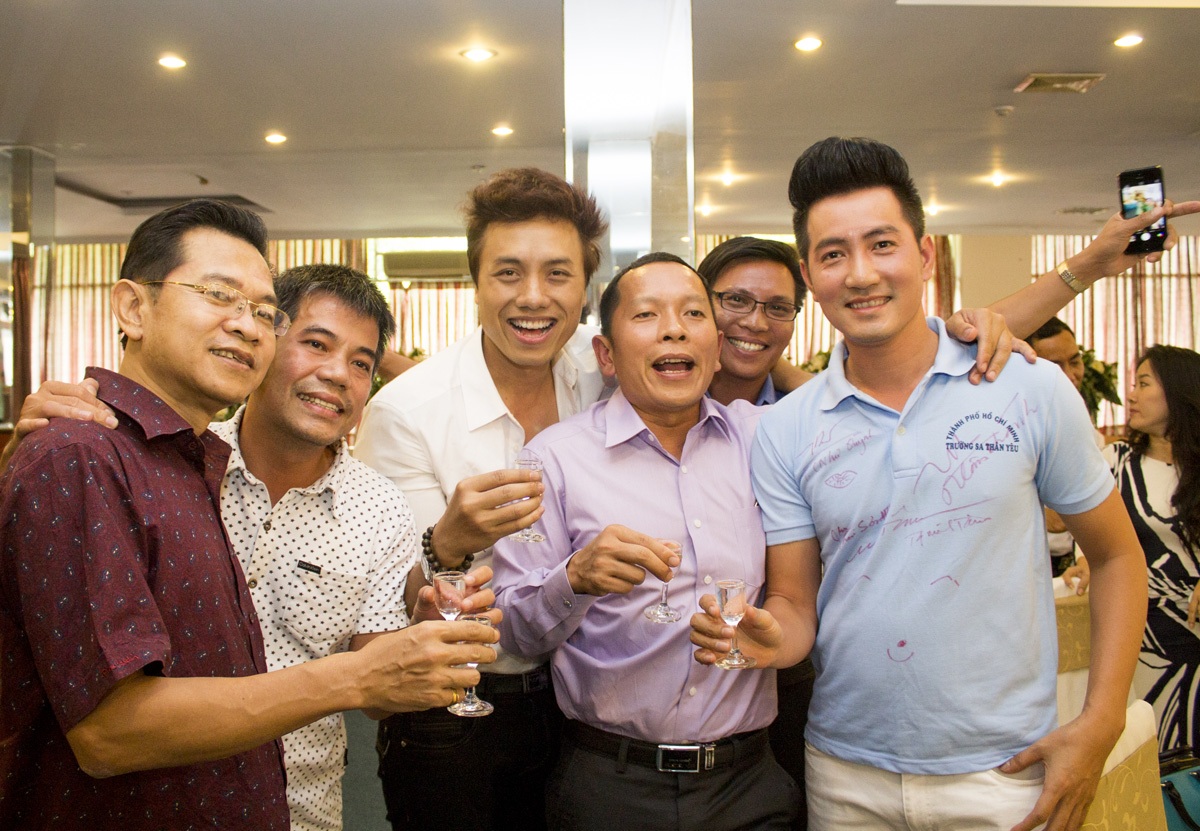 Nguyễn Phi Hùng sáng tác ca khúc tiễn biệt Đại tá Trần Quang Khải - 4
Mới đây, trong buổi họp mặt đoàn đi Trường Sa anh Khải cũng có mặt để chung vui cùng mọi người.