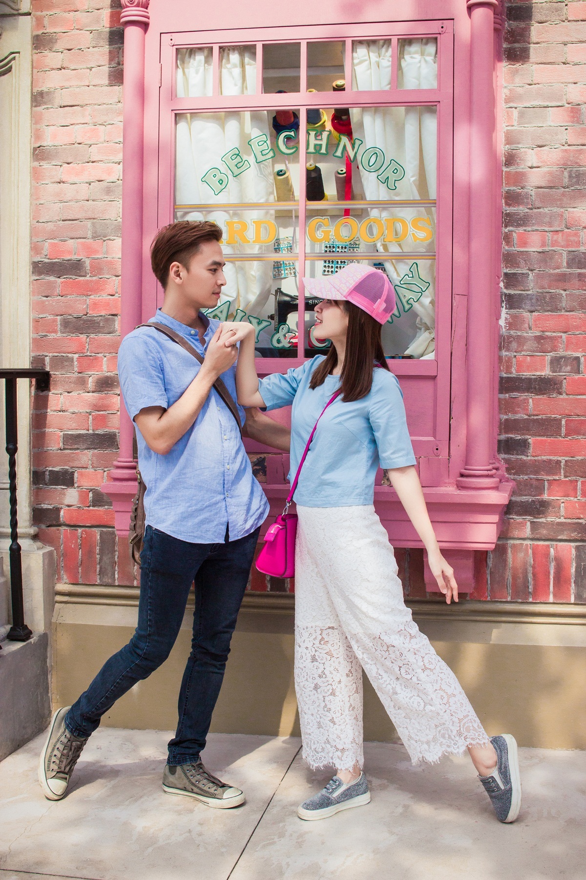 Vợ chồng Văn Anh và Tú Vi tình tứ trên đảo quốc sư tử - 2 Cặp đôi tung tăng trên phố, tay nắm tay và tạo dáng giống như đang khiêu vũ.