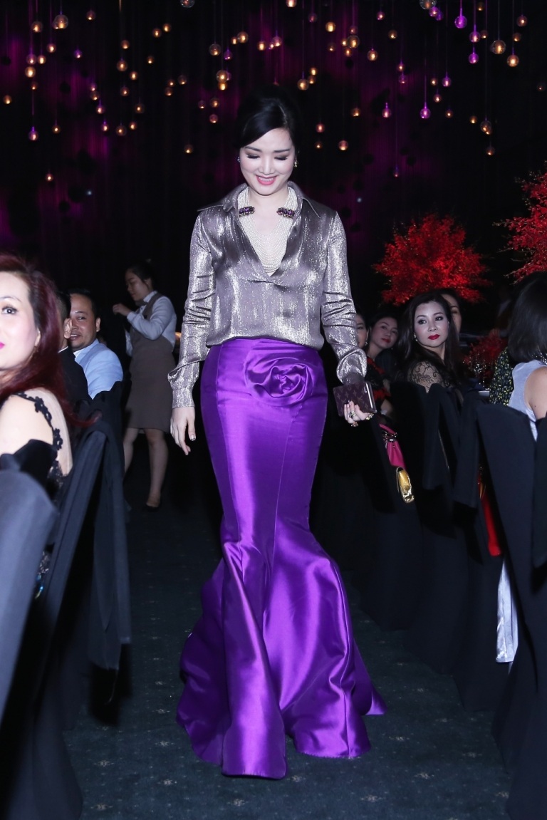 Giáng My chúc mừng hoa hậu Thúy Nga - 3
Đứng ra chủ trì bữa tiệc, hoa hậu Giáng My hết sức chu đáo, cô set-up từng góc, trang trí từng chữ, từng bông hoa.
