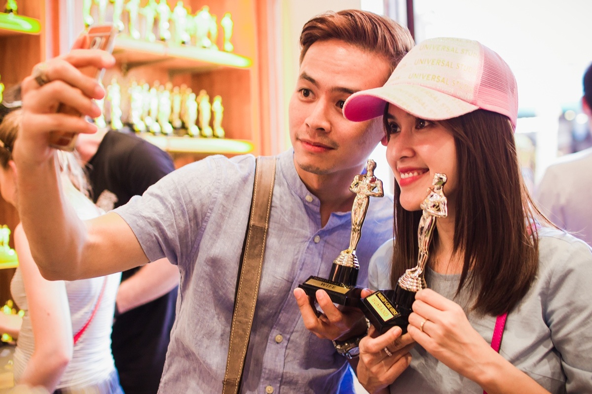 Vợ chồng Văn Anh và Tú Vi tình tứ trên đảo quốc sư tử - 4 Thỉnh thoảng đi chơi xa, cặp đôi không quên mua những phần quà lưu niệm về làm kỉ niệm. Đôi khi họ còn tìm kiếm những món quà có ý nghĩa dành tặng đối phương.