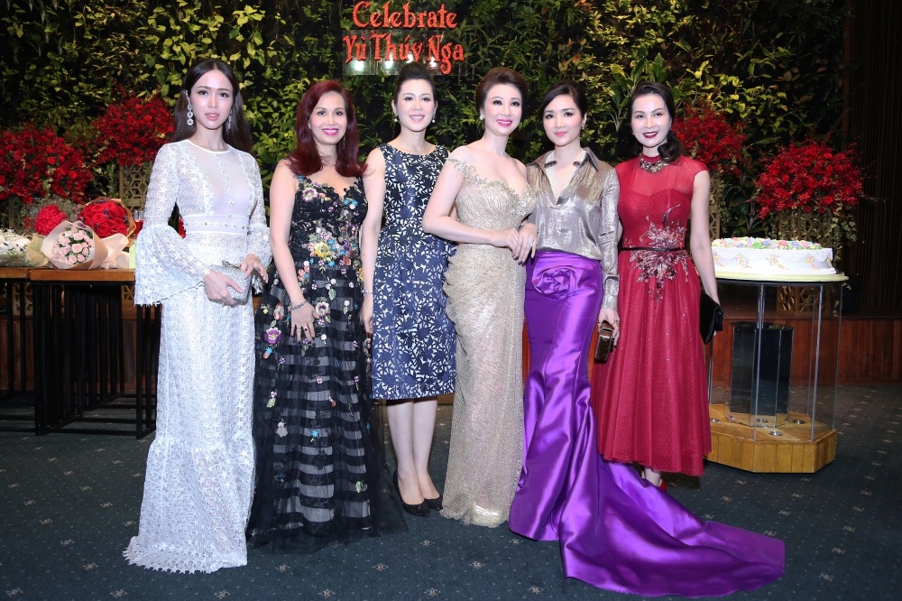Giáng My chúc mừng hoa hậu Thúy Nga - 10 Các người đẹp tự tin đọ sắc, mỗi người một vẻ mười phân vẹn mười.