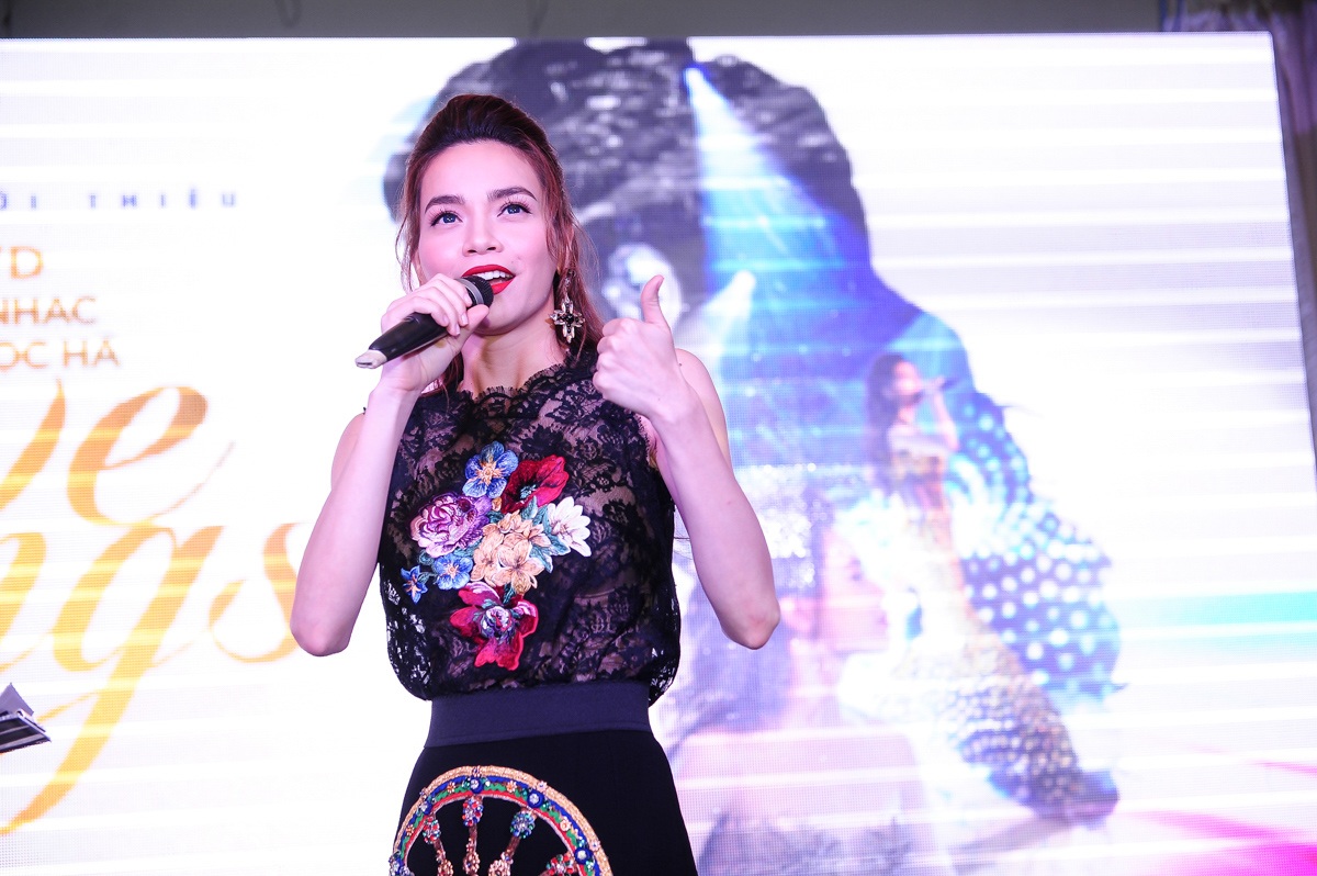 5 cô học trò xinh đẹp đến chúc mừng Hồ Ngọc Hà - 6 Cũng trong buổi giới thiệu, Hồ Ngọc Hà chia sẻ những cảm xúc của mình khi nhìn lại sản phẩm được cho ra mắt. Bên cạnh đó, Hồ Ngọc Hà cũng chia sẻ những sự án trong tương lai sắp tới với đêm nhạc Love Songs được tổ chức tại Hà Nội vào cuối tháng 7 và cùng nhạc sĩ Hoài Sa thực hiện và cho ra mắt album Love Songs 3.