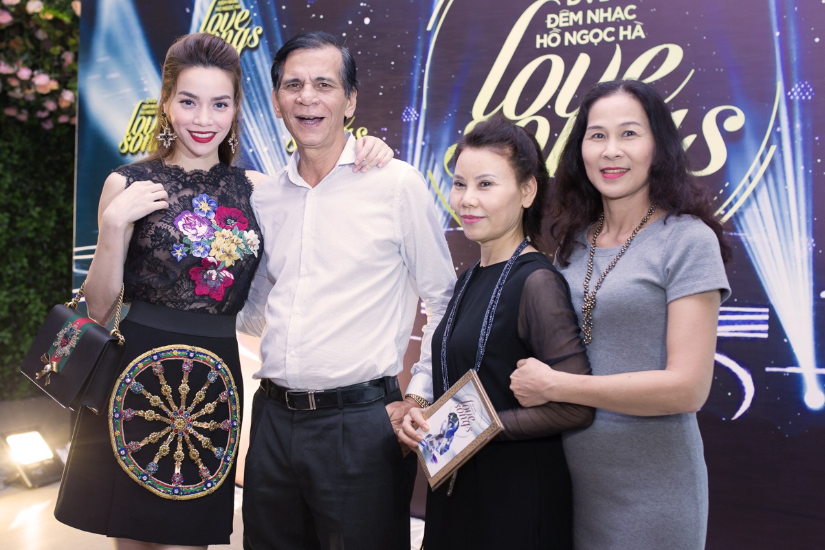 5 cô học trò xinh đẹp đến chúc mừng Hồ Ngọc Hà - 7 Bố mẹ của Hà Hồ cũng đến chúc mừng con gái