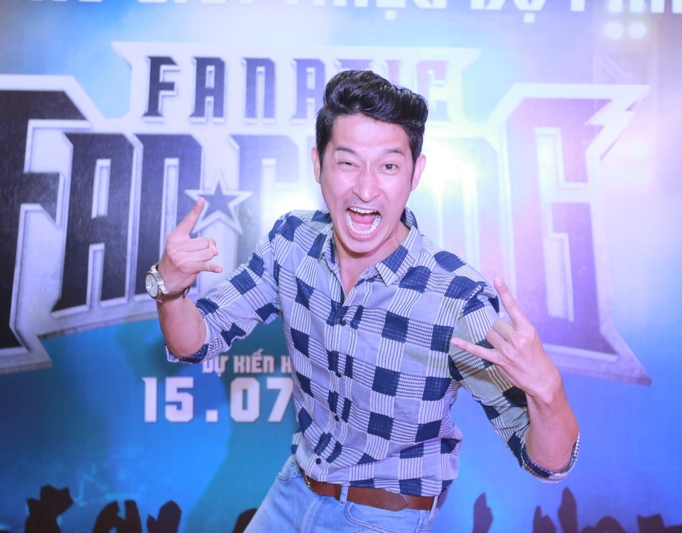 Nhưng thật bất ngờ khi Huy Khánh chia sẻ (đùa rằng), “Khi Charlie càng cố ý làm cho Huy Khánh xấu thì trên màn ảnh, vai diễn lại có tạo hình vô cùng đẹp và ấn tượng. Trong khi Charlie càng cố gắng làm cho Thái Hòa đẹp, thì Thái Hòa càng xấu (cười lớn)”.