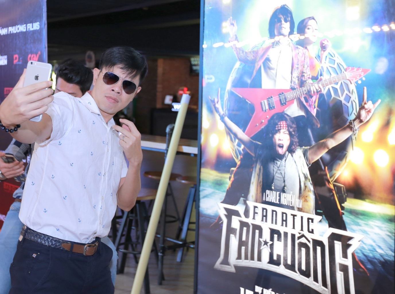 Nhưng anh cũng khá hài hước khi chụp ảnh selfie với poster hình của mình