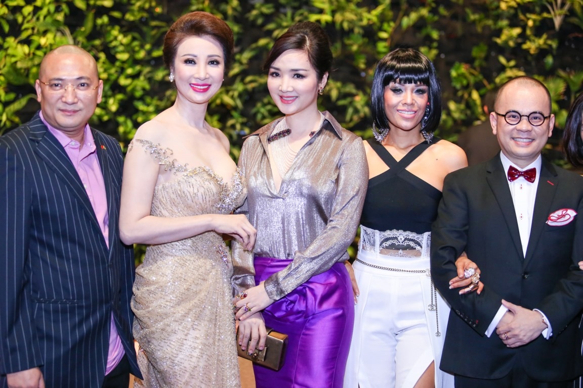 Giáng My chúc mừng hoa hậu Thúy Nga - 4
Bà mẹ một con đứng cạnh doanh nhân Vũ Thúy Nga, vừa chiến thắng cuộc thi Hoa hậu Doanh nhân thế giới người Việt 2016. Cả hai thân thiết như chị em từ nhiều năm qua. Anh Dương Quốc Nam (ngoài cùng bên phải) - ông chủ Phố Xinh vì quá phấn khích và tình cảm nồng ấm hàng chục năm nay với chị Vũ Thúy Nga, anh đã hát tặng chị hai bài (Thương Hoài Ngàn năm và bài Đêm cuối) ngay trên sân khấu khiến cho chủ nhân sự kiện xúc động