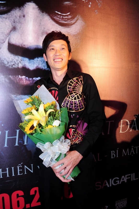 Dương Cẩm Lynh bất ngờ lộ bụng bầu trong buổi ra mắt phim - 6 Một thời gian dài, Hoài Linh không còn giả gái nhưng với Mặt nạ máu anh rất duyên dáng qua vai nhân viên make-up. Tuy nhiên, đằng sau đó nhân vật có một mối thù sâu nặng.