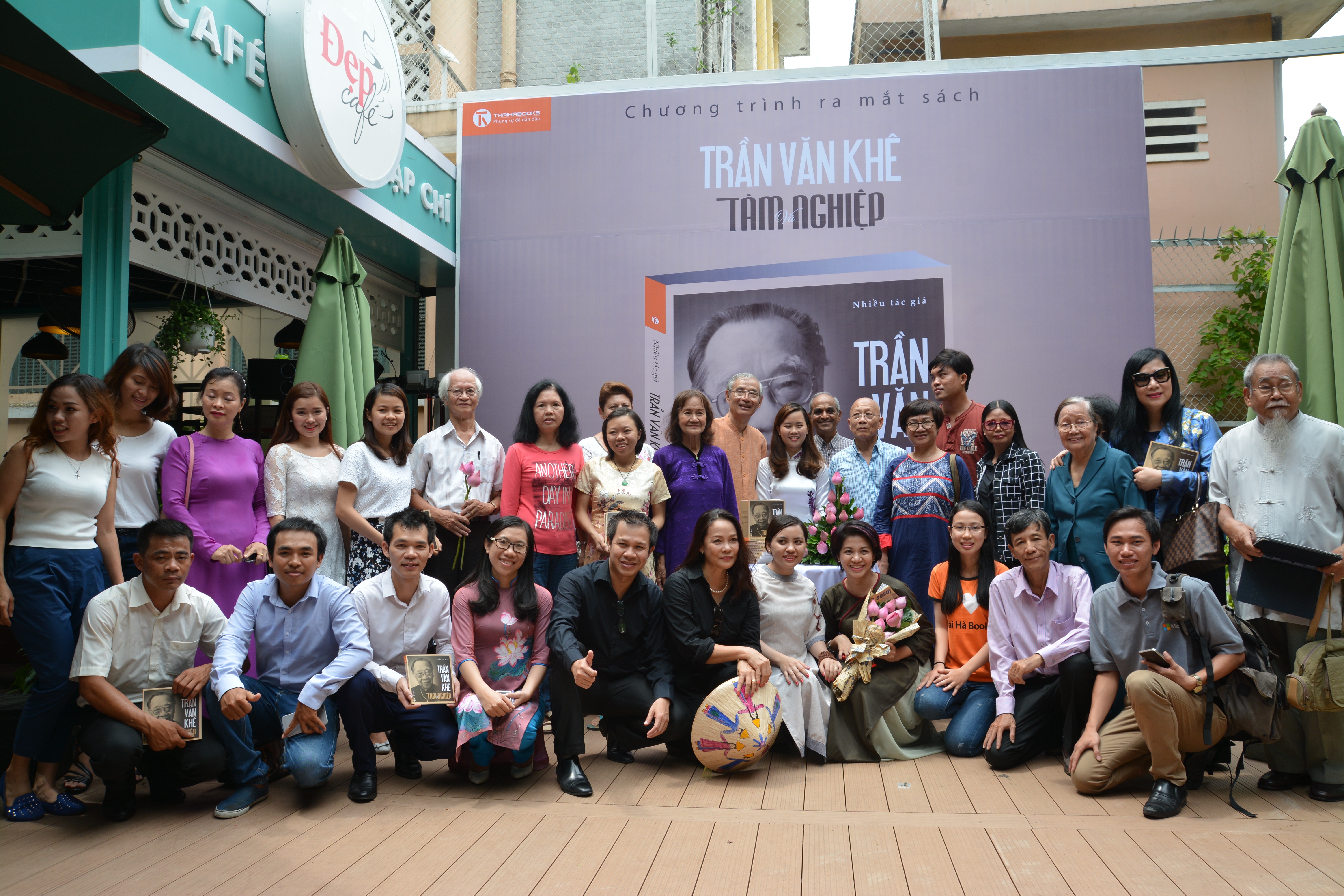 Rất nhiều học trò và những người mến mộ tài năng của GS-TS Trần Văn Khê đã đến dự buổi ra mắt sách