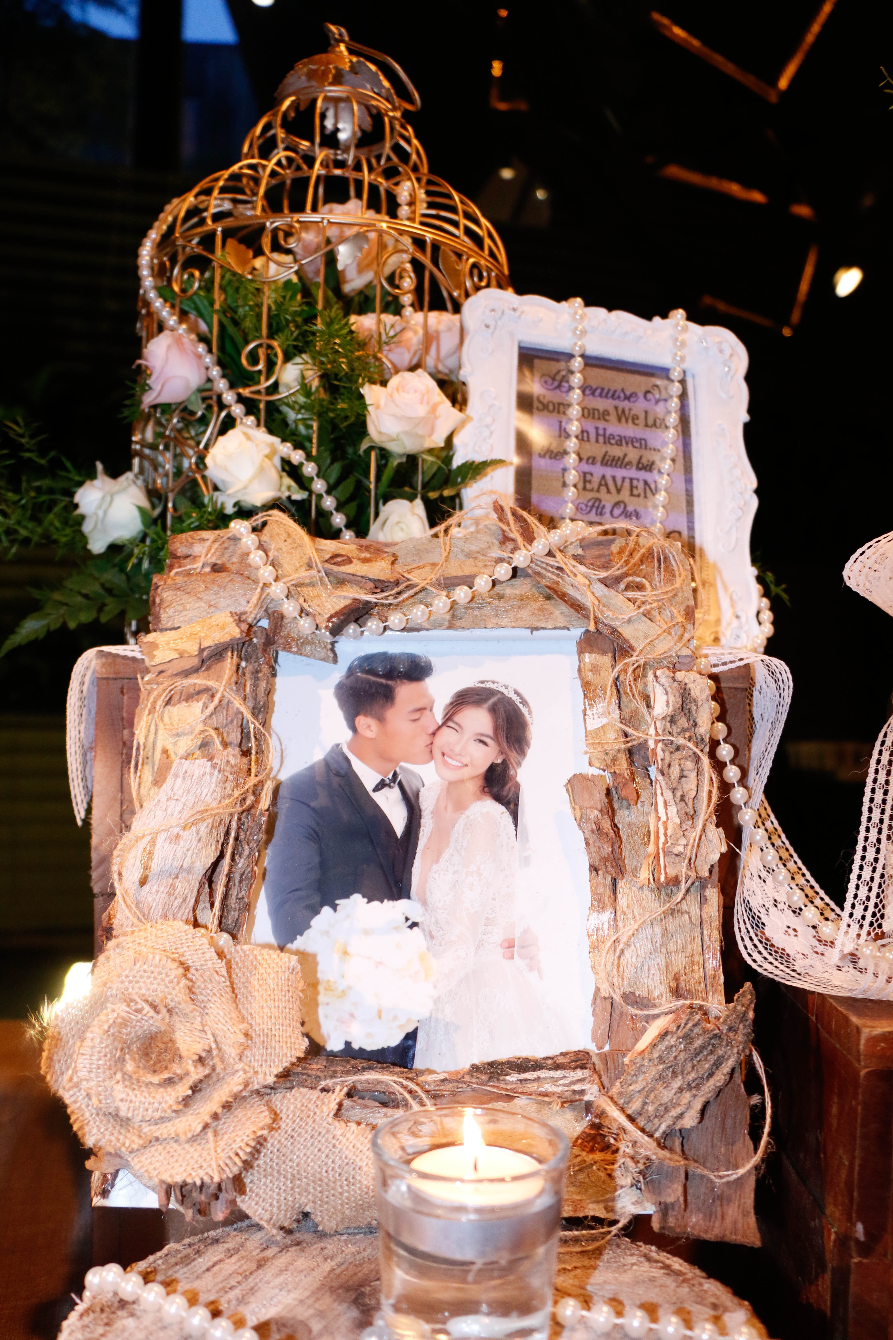 Nhiều ảnh cưới ngọt ngào của cặp đôi được trưng bày trong không gian tiệc cưới ấm cúng