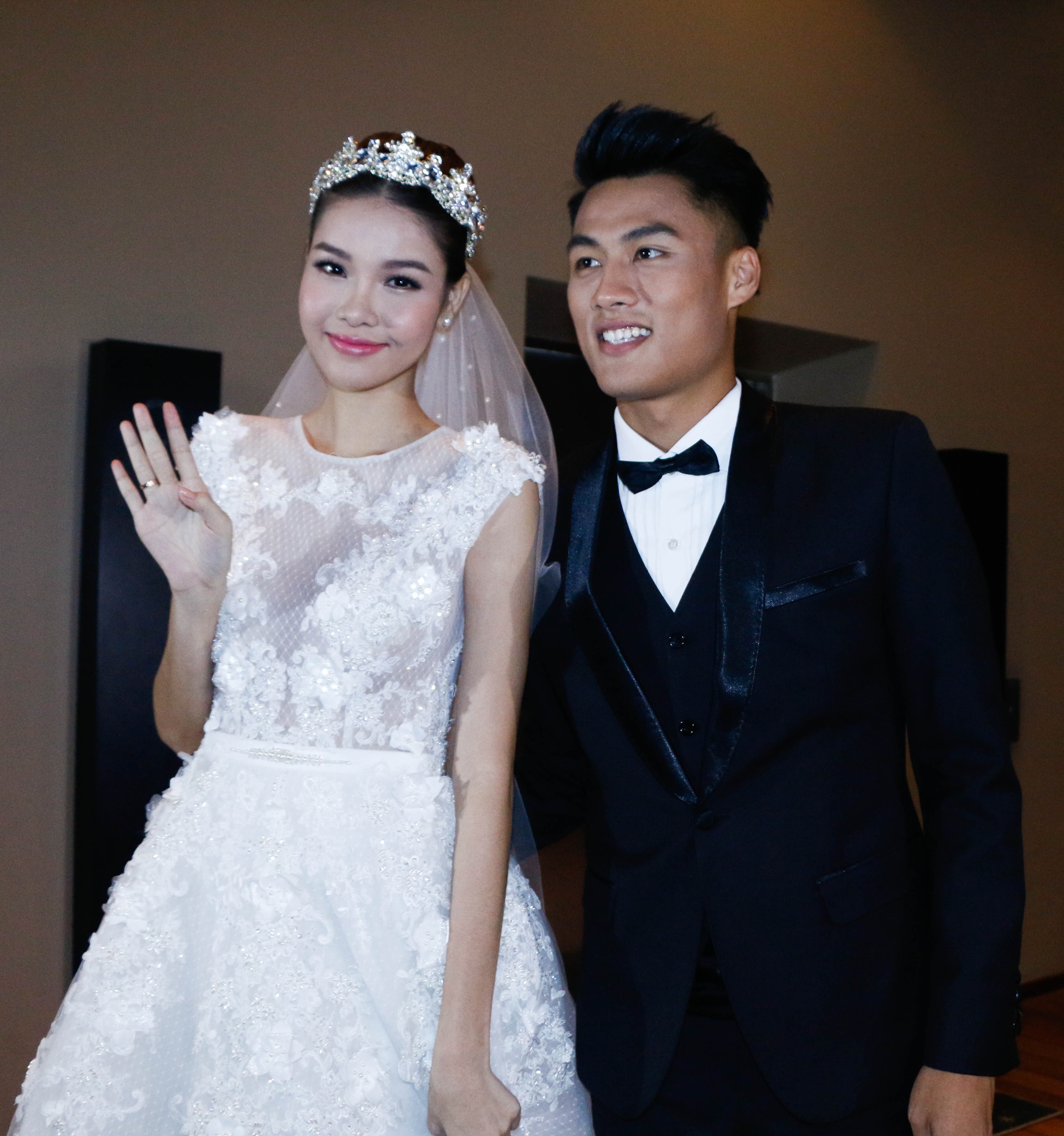 Kỳ Hân và Mạc Hồng Quân hôn nhau say đắm trong lễ đính hôn - 7