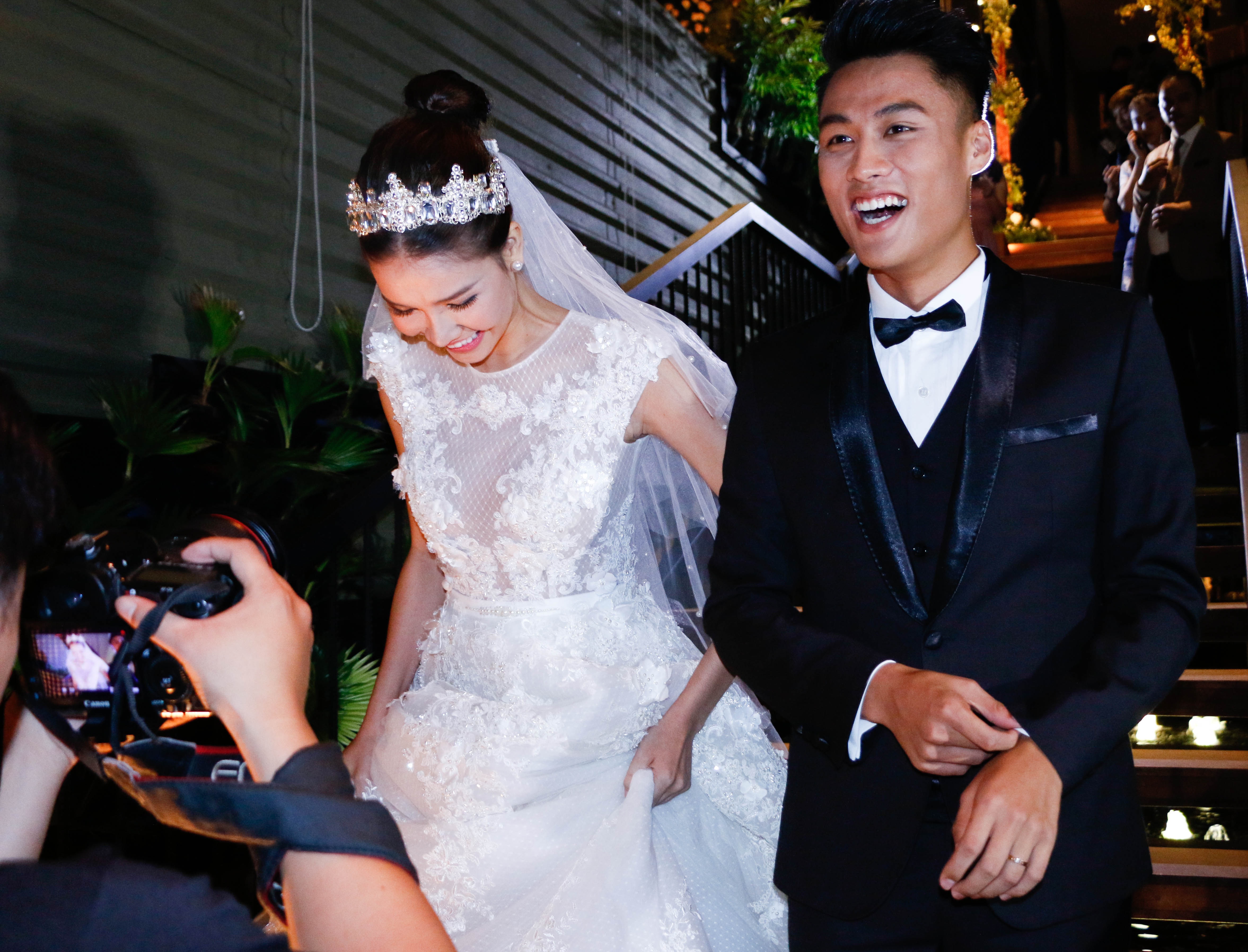 19h, Mạc Hồng Quân và Kỳ Hân xuất hiện để chào đón bạn bè, quan khách đến chúc mừng. Cả hai đều cười tươi rạng rỡ và hạnh phúc.