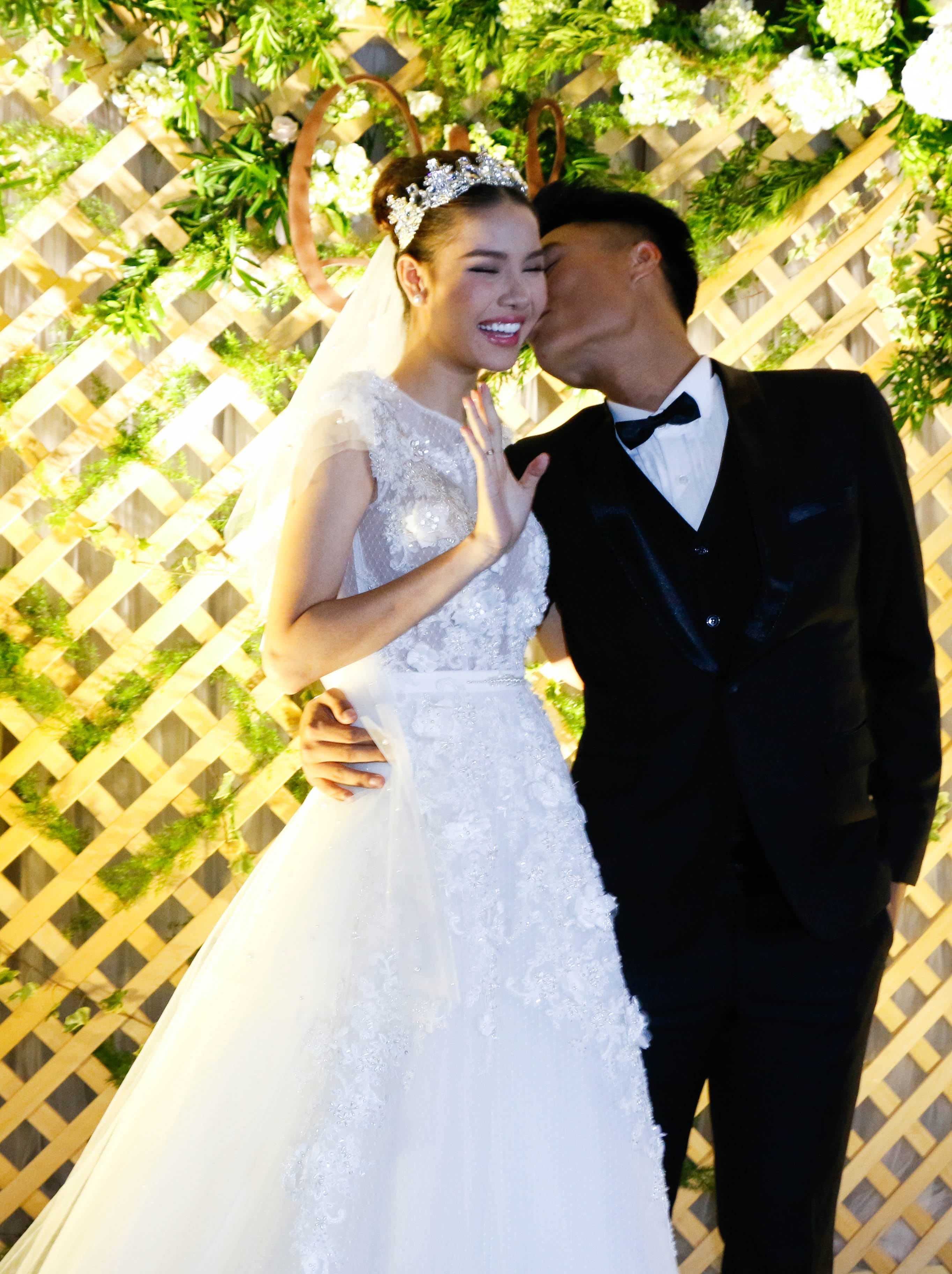 Kỳ Hân và Mạc Hồng Quân hôn nhau say đắm trong lễ đính hôn - 10