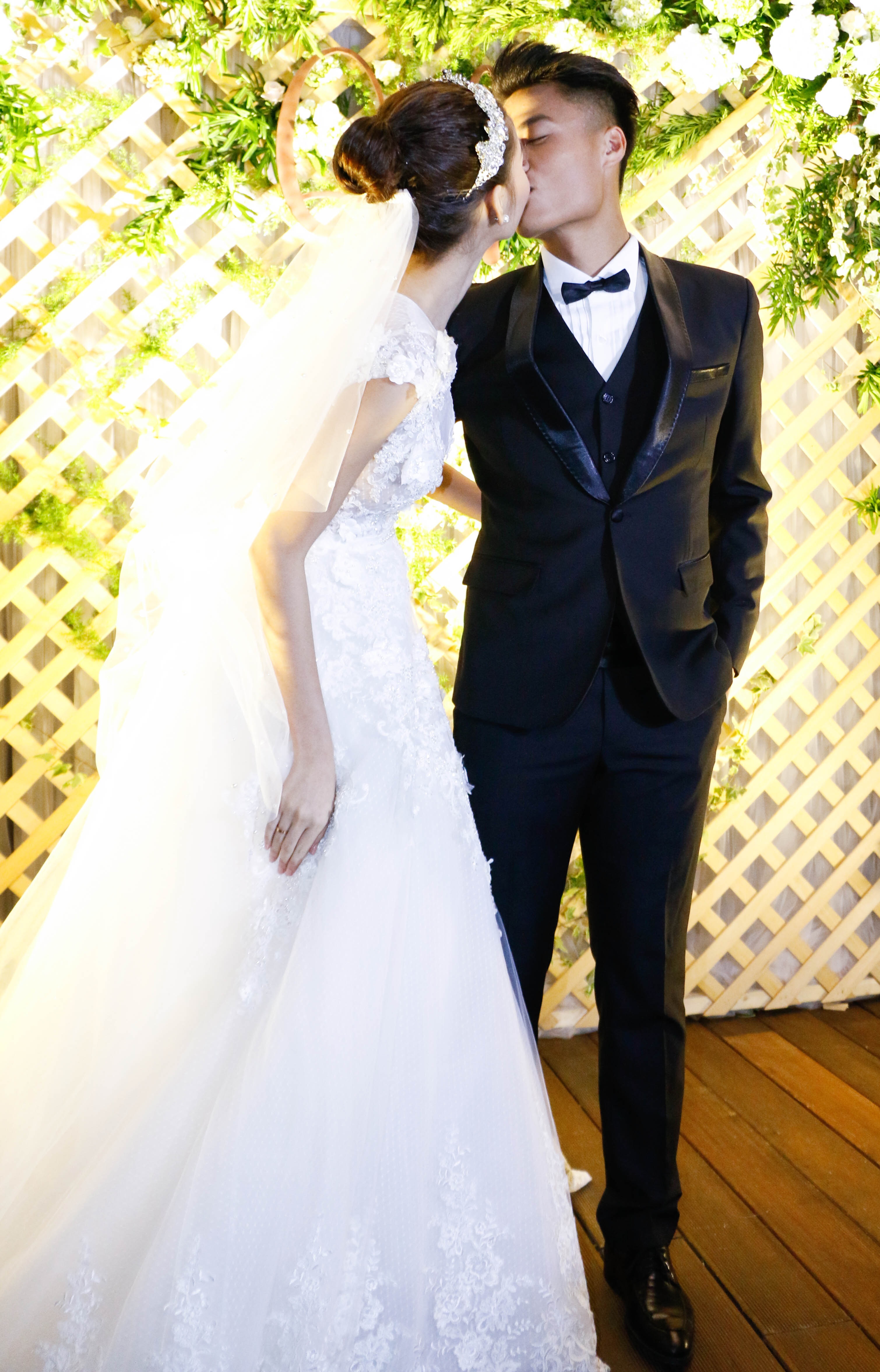 Ngay khi xuất hiện tại backdrop để chuẩn bị chụp hình cùng khách mời, cả hai đã dành cho nhau nụ hôn ngọt ngào.