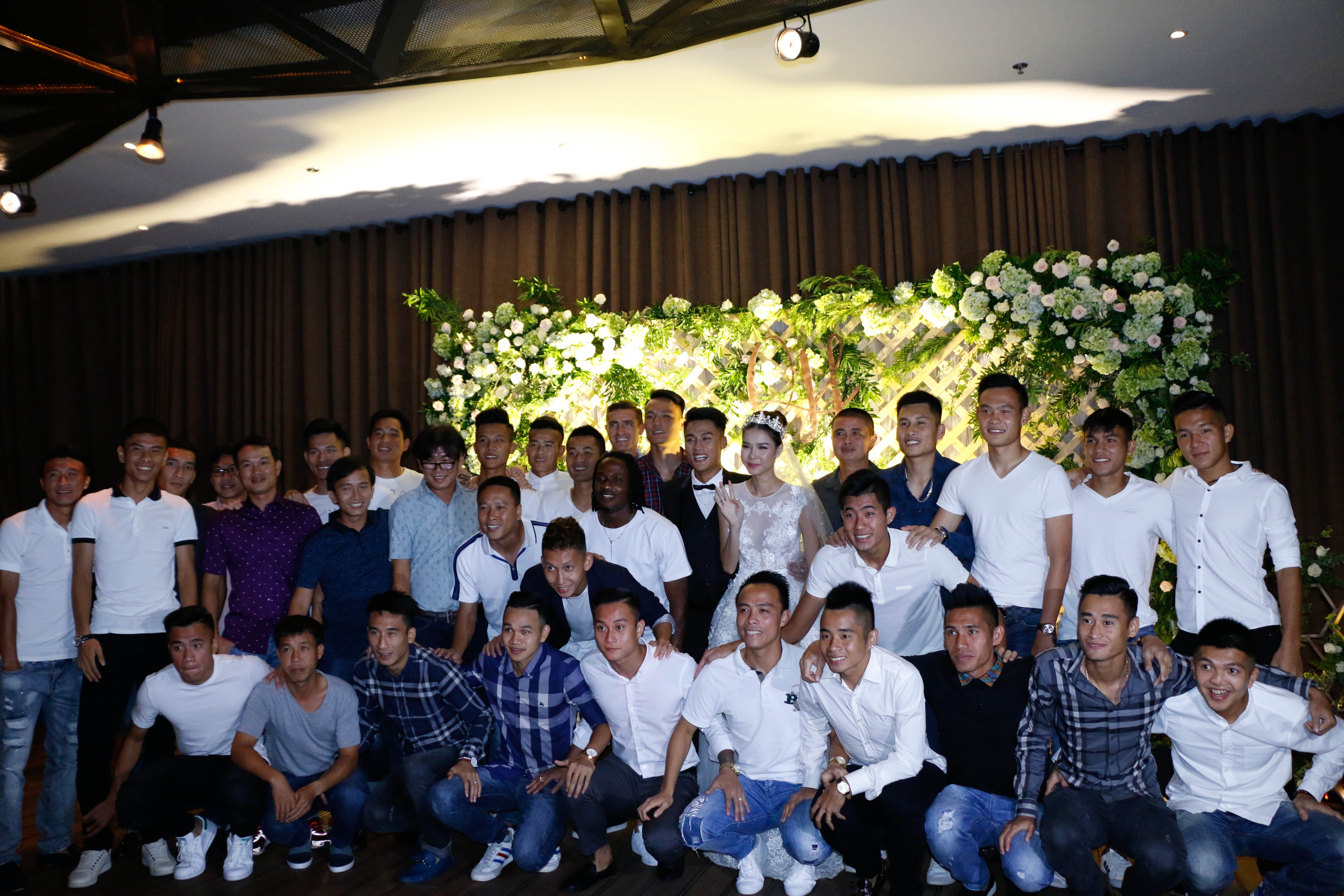 Rất nhiều bạn bè, đồng nghiệp là những cầu thủ đến chúc mừng lễ đính hôn của chân sút Mạc Hồng Quân.