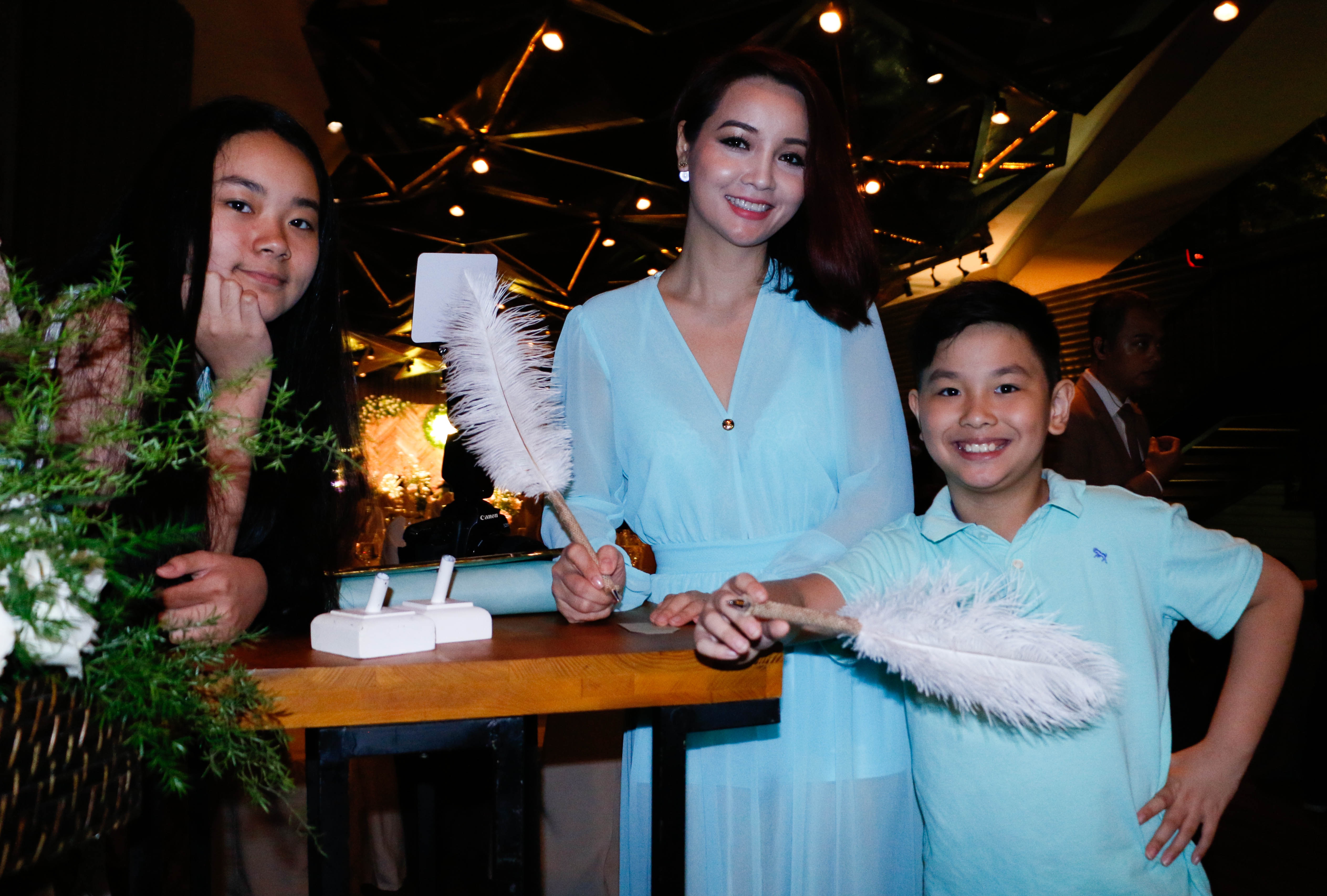 3 mẹ con chọn trang phục tông xanh vô cùng đáng yêu