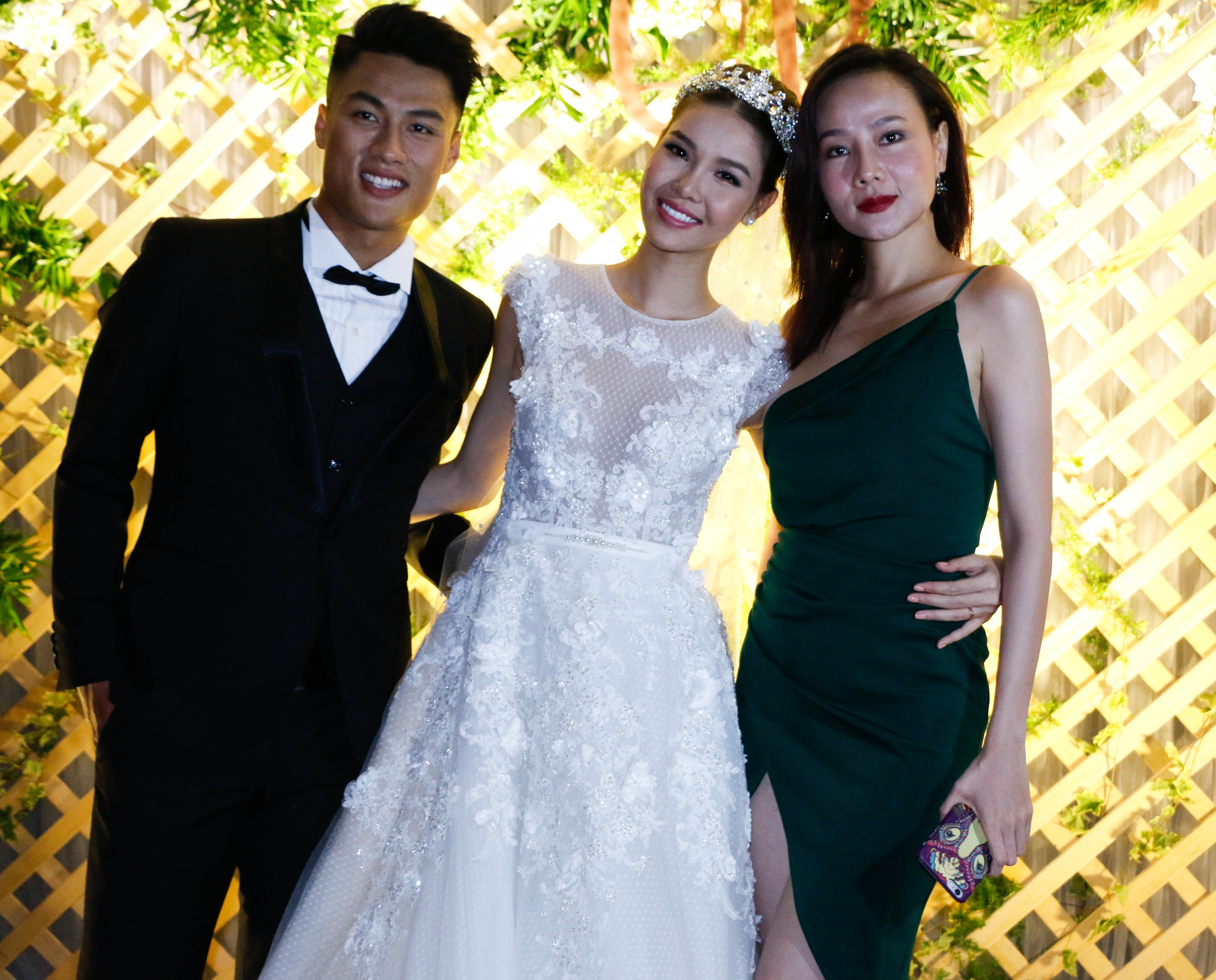 Người đẹp Dương Yến Ngọc cũng đến chúc mừng 2 người bạn trẻ