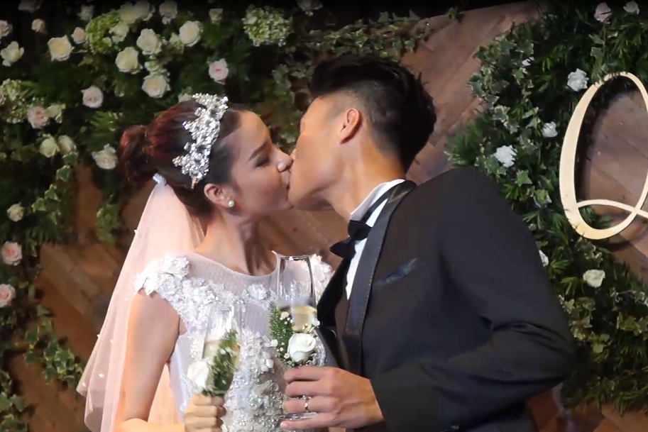 Và dành cho nhau nụ hôn ngọt ngào, say đắm trước sự chứng kiến của bạn bè.